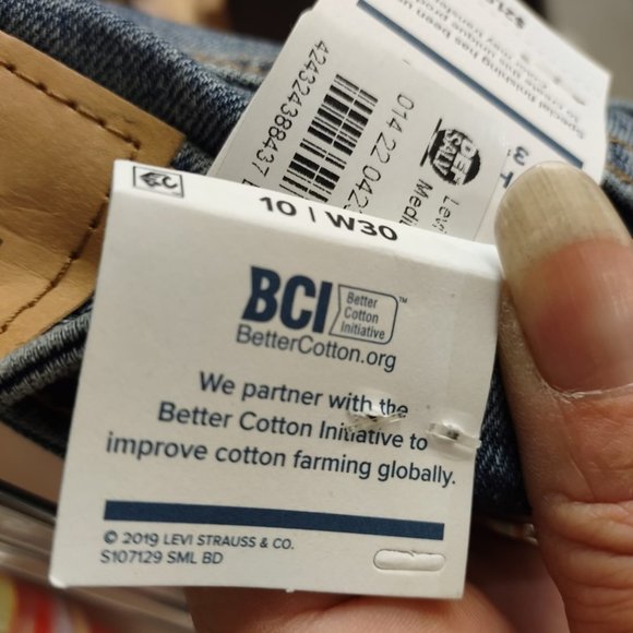 DENIZEN Levi's Women's High-Rise 3" Jean Shorts - Picture 8 of 10